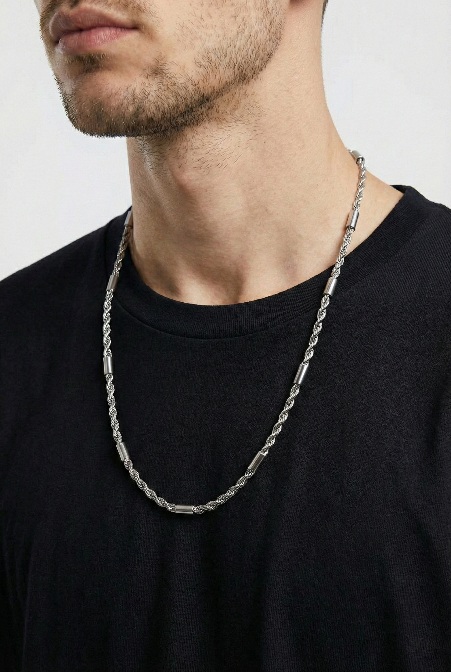 Collier chaîne torsadée pour homme, argenté, avec détails tubes cylindriques en acier inoxydable 60cm