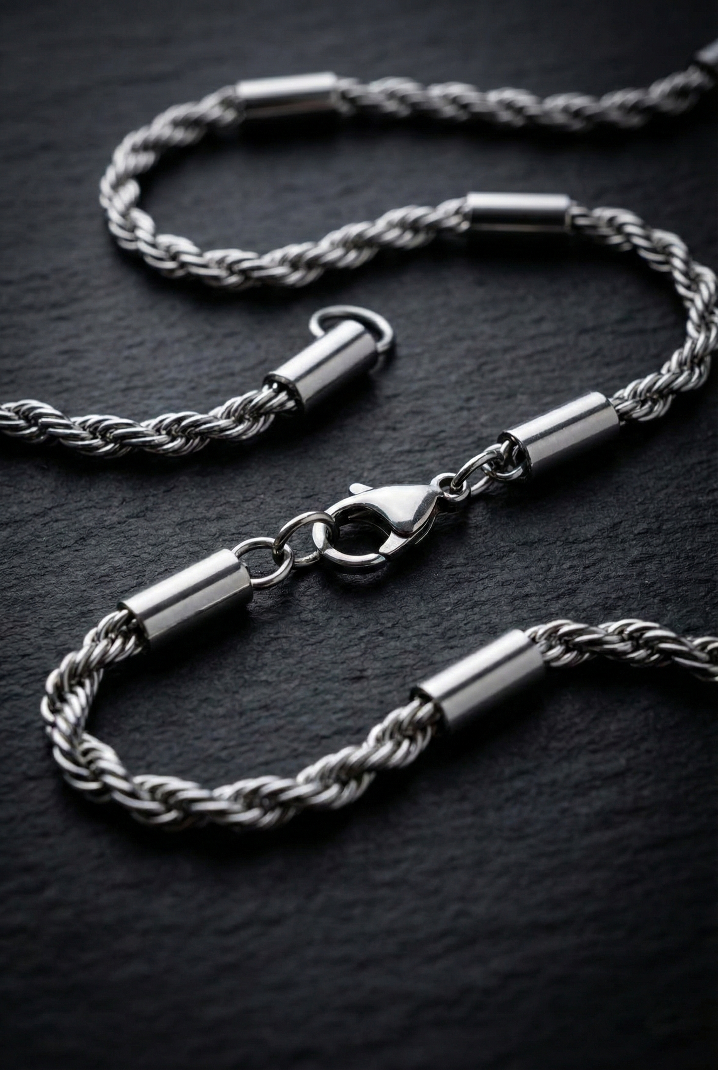 Collier chaîne torsadée pour homme, argenté, avec détails tubes cylindriques en acier inoxydable 60cm