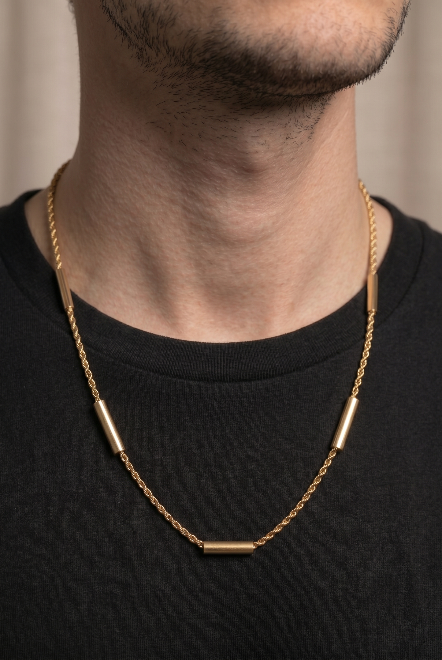 Collier chaîne homme Torsadée doré avec détails tubes cylindriq en acier inoxydable 60cm