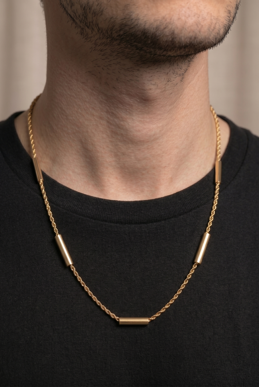 Collier chaîne homme Torsadée doré avec détails tubes cylindriq en acier inoxydable 60cm