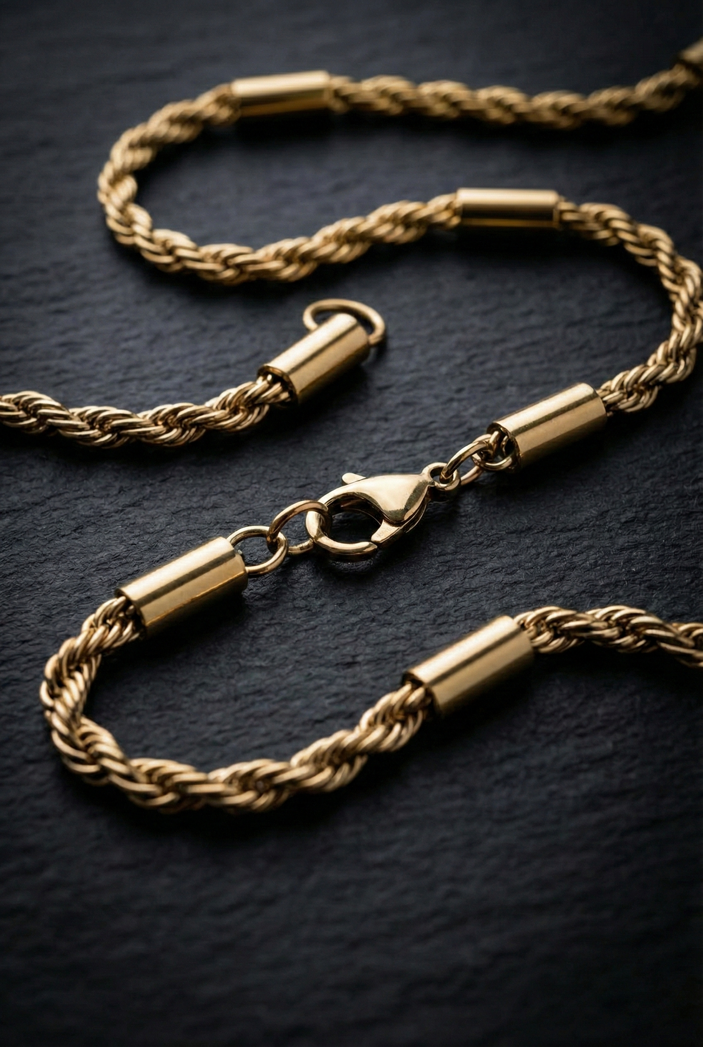 Collier chaîne homme Torsadée doré avec détails tubes cylindriq en acier inoxydable 60cm