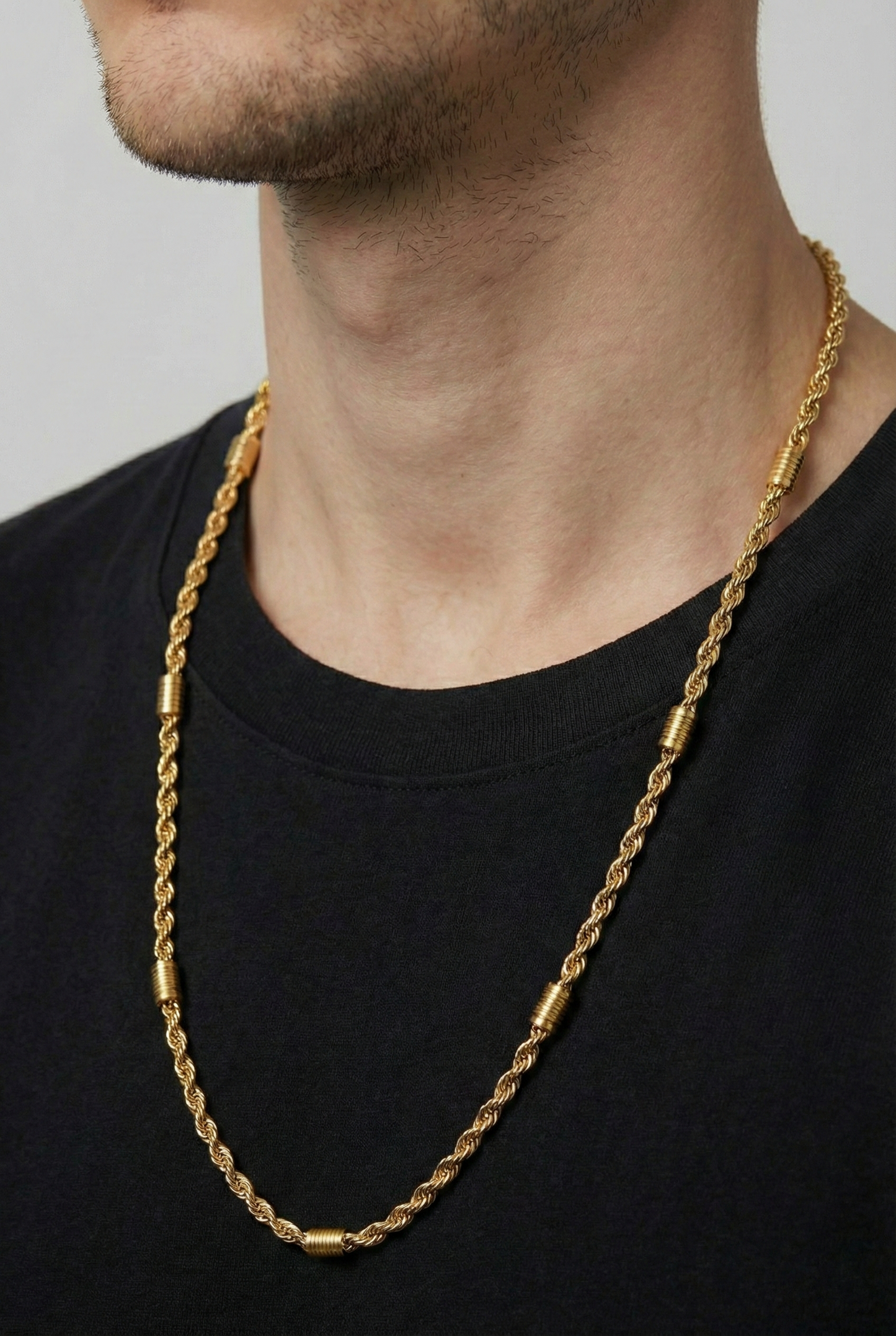 Collier chaîne homme Torsadée doré avec détails tubes cylindriq en acier inoxydable 60cm