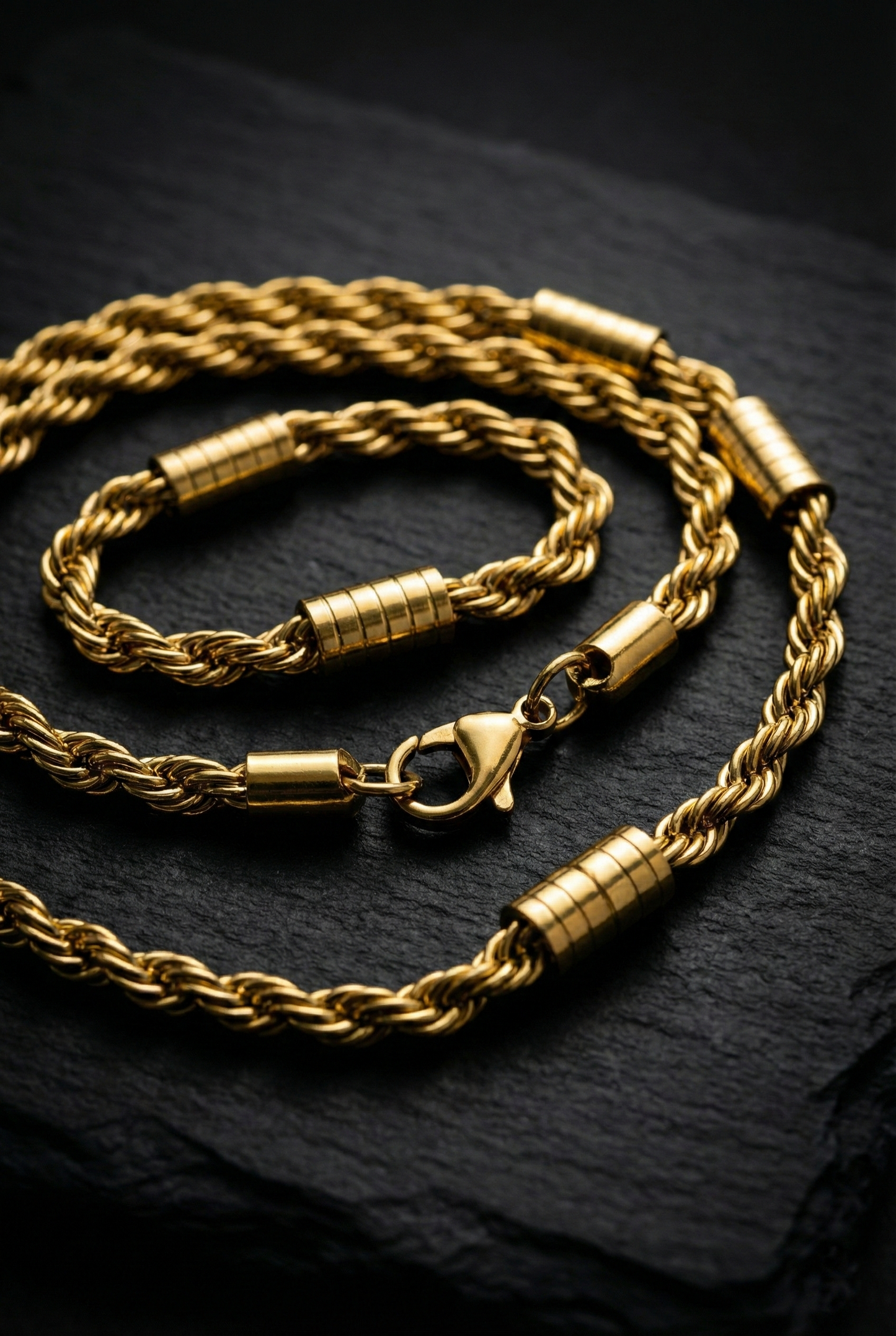 Collier chaîne homme Torsadée doré avec détails tubes cylindriq en acier inoxydable 60cm